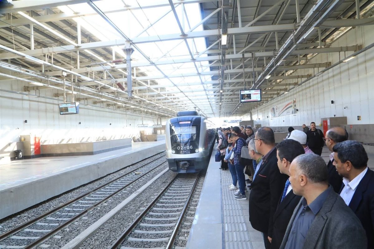 إقبال كثيف من المواطنين على استقلال القطار الكهربائي الخفيف LRT