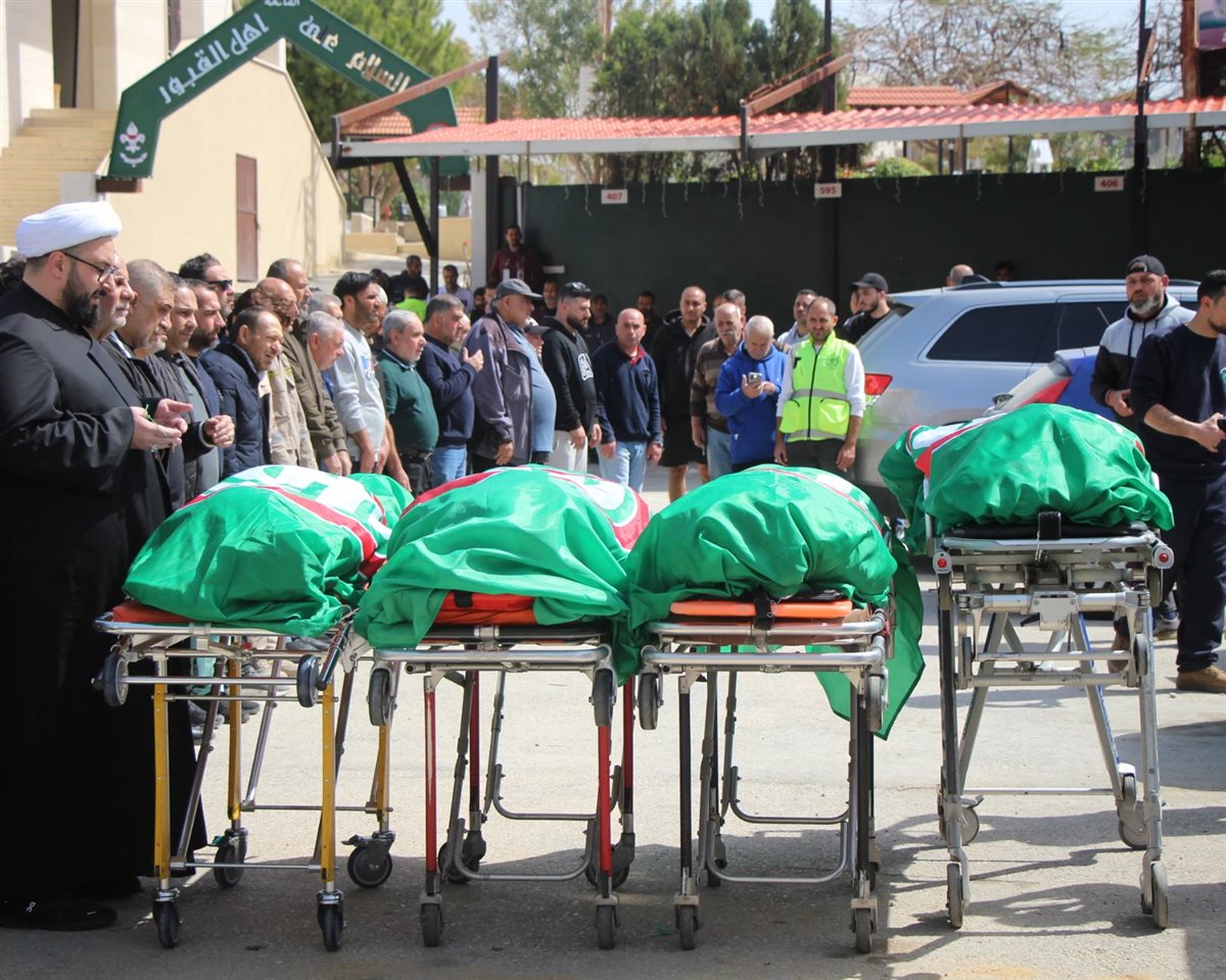 مشيعون يحضرون جنازة 4 أفراد من عائلة واحدة قُتلوا ليلًا في غارات جوية إسرائيلية استهدفت مدينة صور