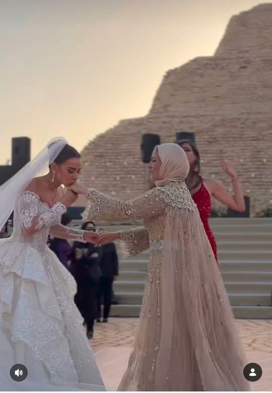 من أمام الأهرامات.. الدكتورة هبة قطب تحتفل بزفاف ابنتها