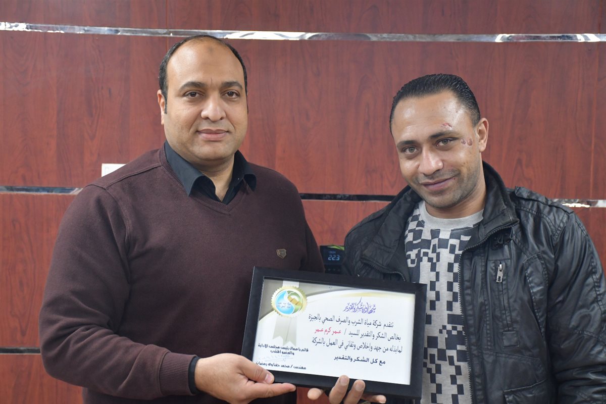 رئيس مياه الشرب بالجيزة يكرم سائقا أصيب أثناء التعامل مع مياه الأمطار