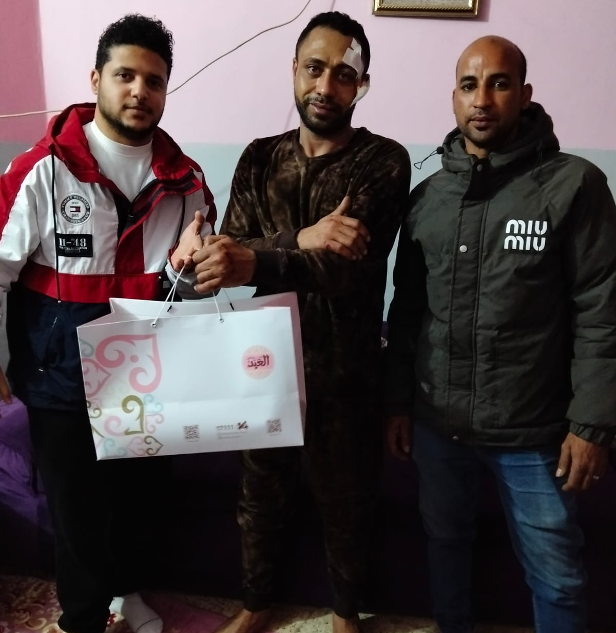 رئيس مياه الشرب بالجيزة يكرم سائقا أصيب أثناء التعامل مع مياه الأمطار