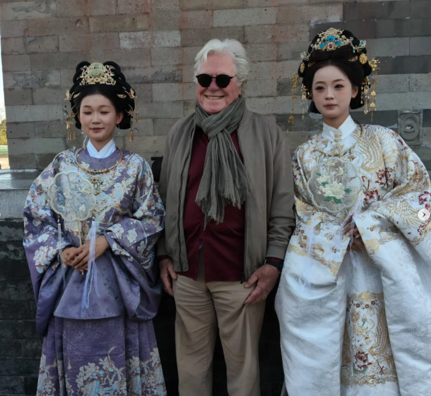 من المعبد السماوي.. لقطات بكواليس تصوير الفيلم الصيني The Story I Found In China لـ حسين فهمي