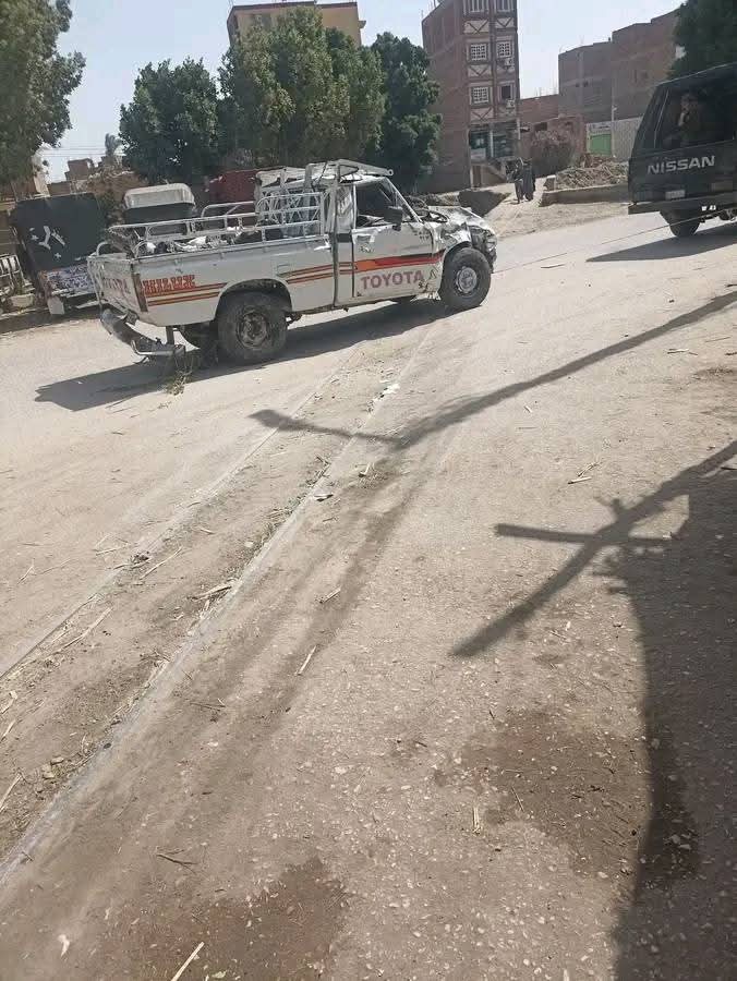 سيارة الحادث بعد انتشالها من الترعة&nbsp;