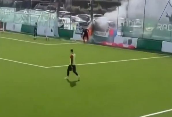 لاعب يتحول إلى رجل إطفاء