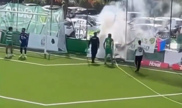 لاعب يتحول إلى رجل إطفاء