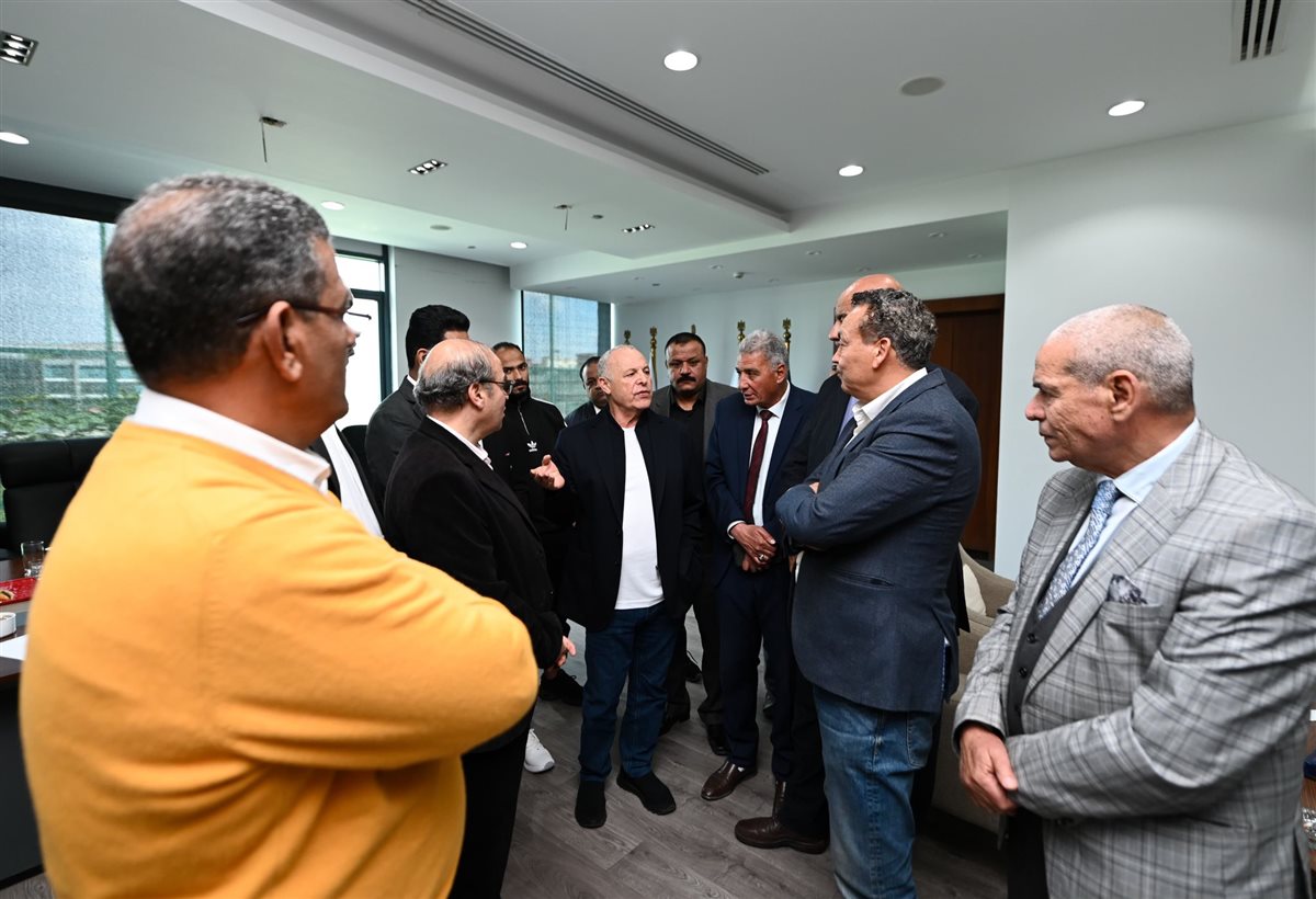 <strong>هاني أبو ريدة يستقبل مجموعة من أندية الجمعية العمومية باتحاد الكرة</strong>