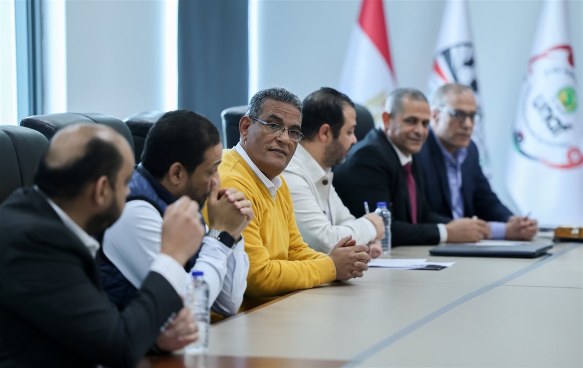 <strong>هاني أبو ريدة يستقبل مجموعة من أندية الجمعية العمومية باتحاد الكرة</strong>