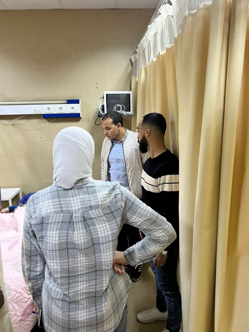 د محمد المغازي وكيل المستشفى اثناء متابعة الحالات
