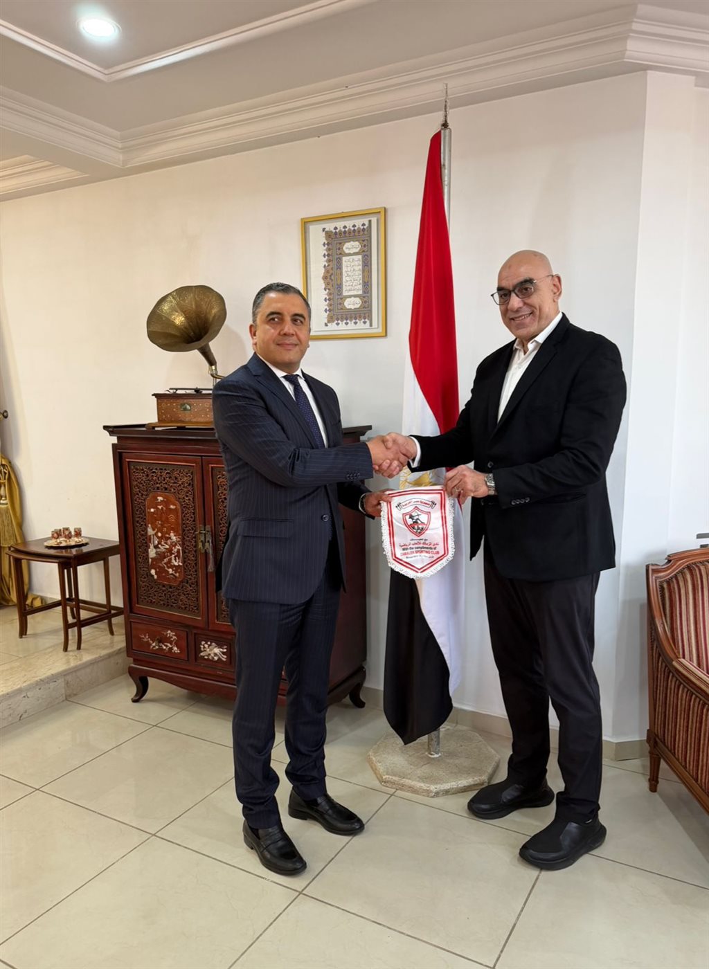 <strong>هشام نصر يزور سفير مصر بالجزائر ويُهديه درع الزمالك قبل مواجهة شباب بلوزداد في الكونفدرالية</strong>