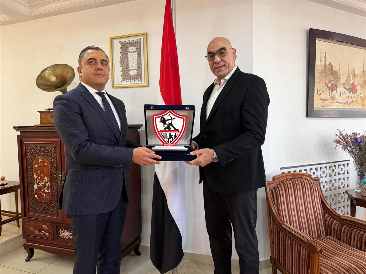 <strong>هشام نصر يزور سفير مصر بالجزائر ويُهديه درع الزمالك قبل مواجهة شباب بلوزداد في الكونفدرالية</strong>