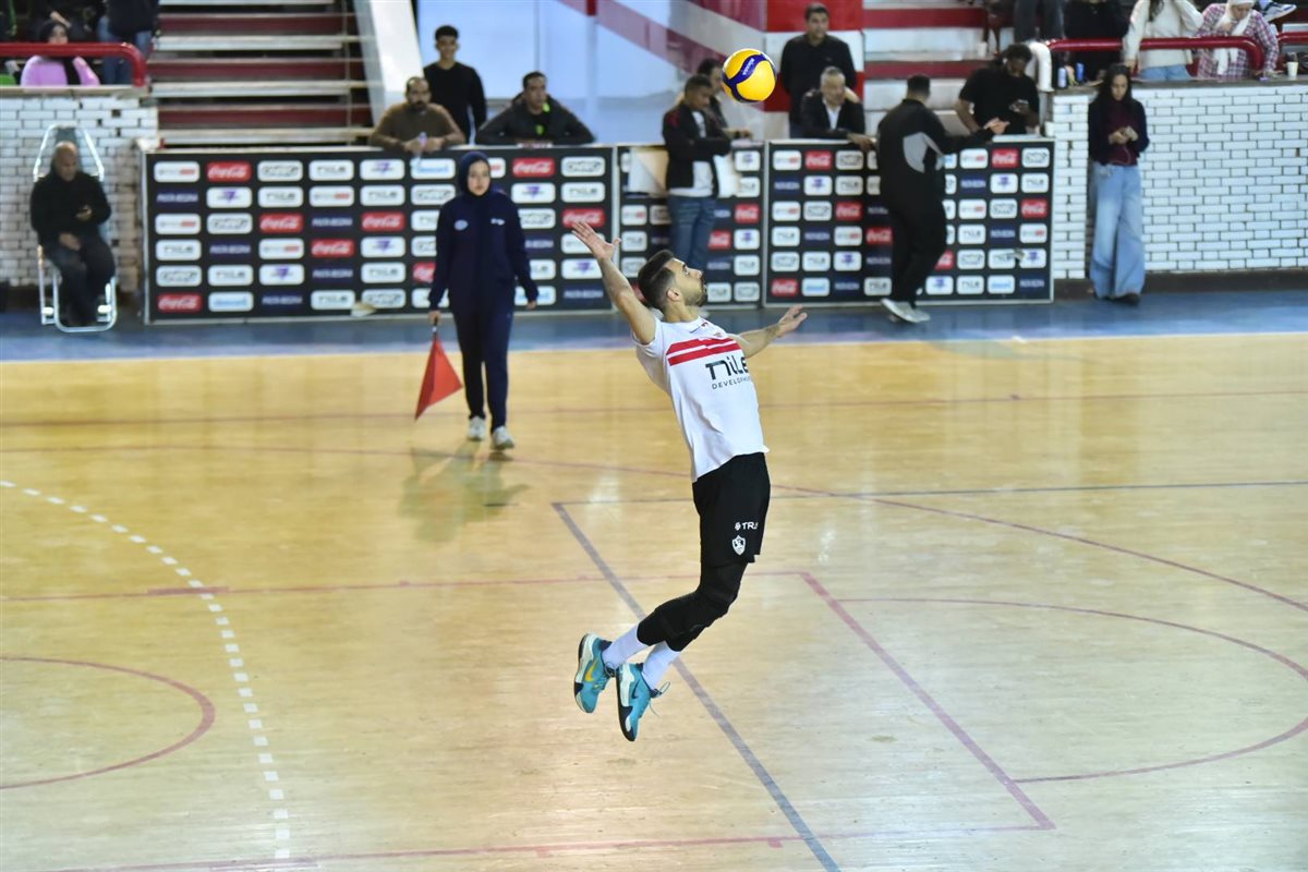<strong>الزمالك يفوز على سموحة ويضرب موعدًا مع الأهلي في نهائي كأس مصر للكرة الطائرة رجال</strong>