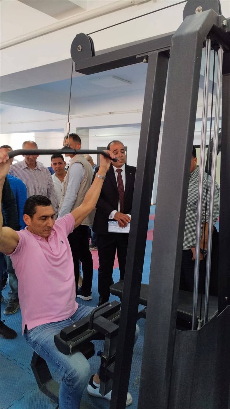 وزير الرياضة يلعب حديد بالمدينة الشبابية بالغردقة 
