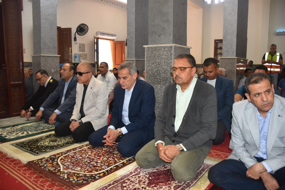 محافظ الأقصر يؤدي صلاة الجمعة بشركةً المياه&nbsp;