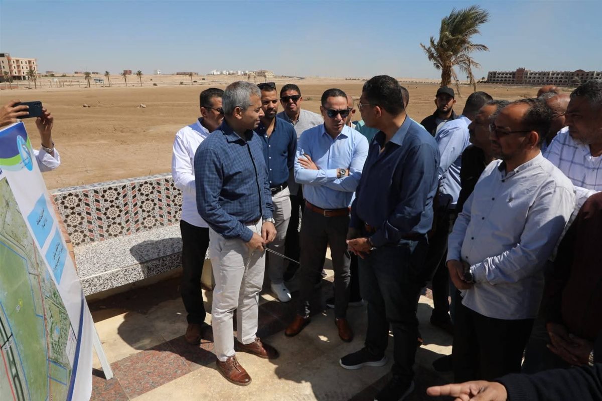 محافظ البحر الاحمر يتفقد موقع محطة تحلية مياه