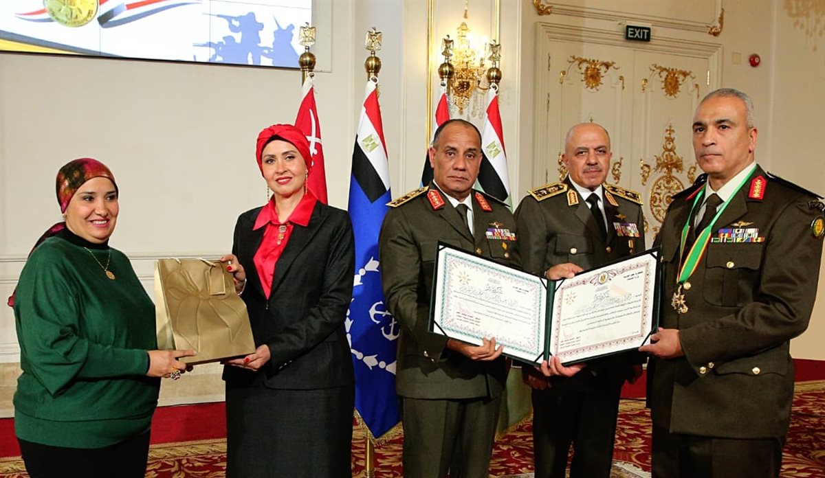 وزير الدفاع يكرم عددًا من القادة الذين أوفوا العطاء بالقوات المسلحة