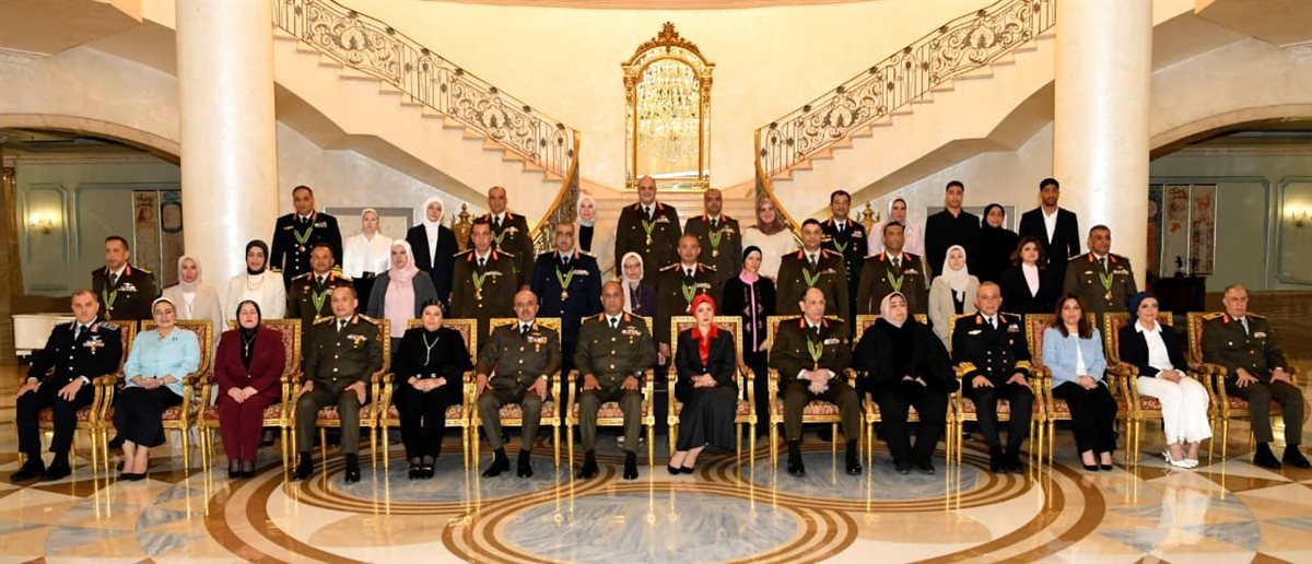 وزير الدفاع يكرم عددًا من القادة الذين أوفوا العطاء بالقوات المسلحة