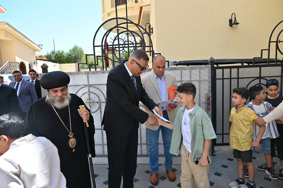 محافظ جنوب سيناء يزور كاتدرائية السمائيين بشرم الشيخ لتهنئة الأقباط بعيد القيامة