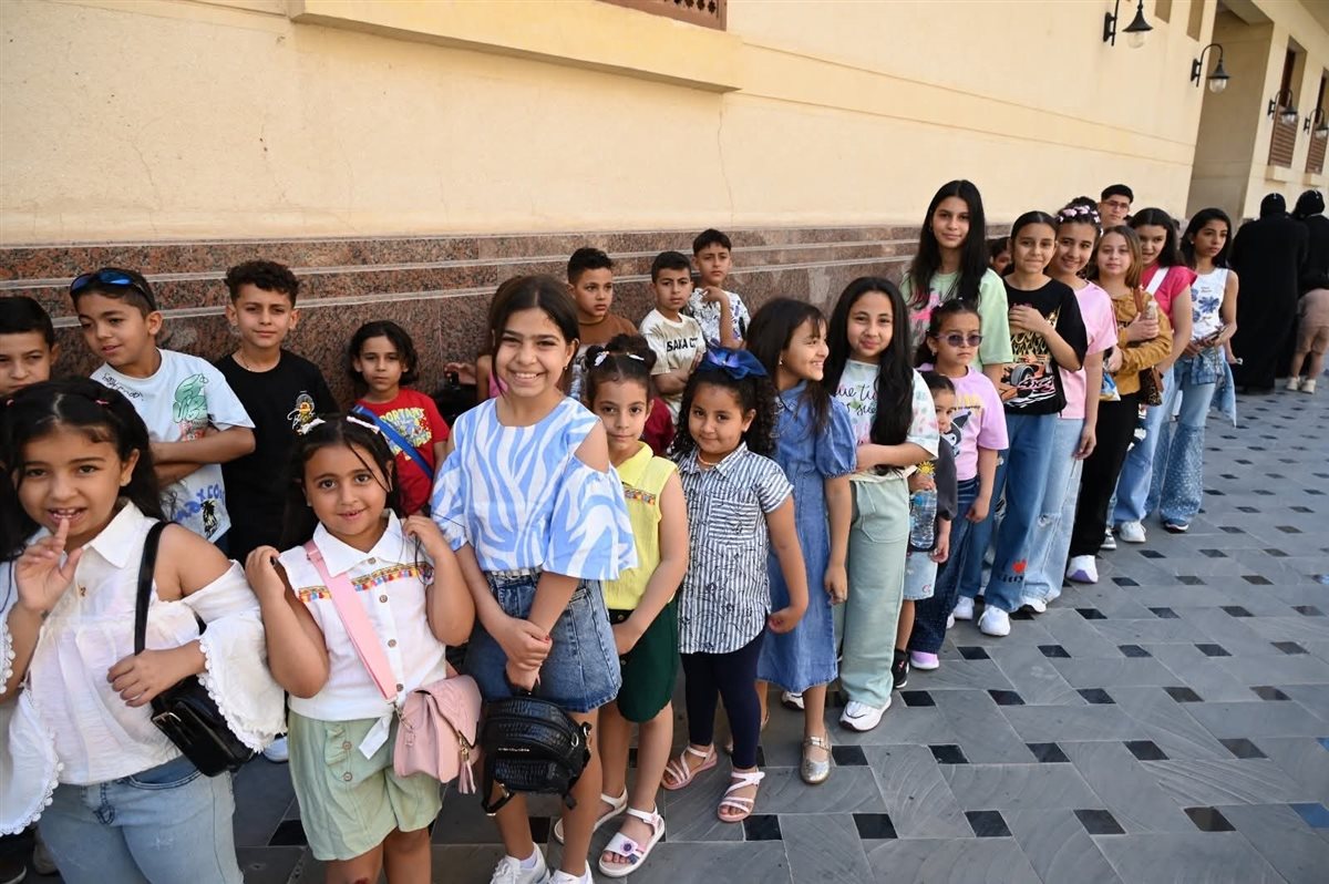 محافظ جنوب سيناء يزور كاتدرائية السمائيين بشرم الشيخ لتهنئة الأقباط بعيد القيامة