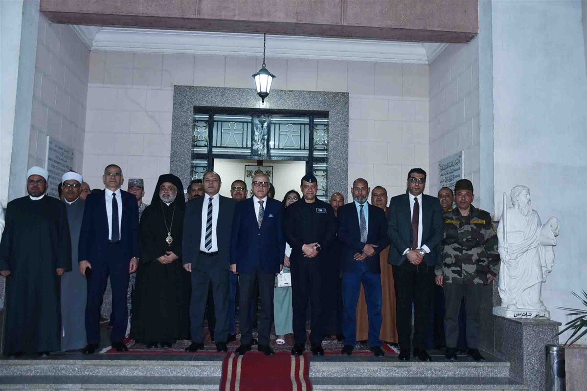 خلال جولة على الكنائس محافظ الأقصر يهنئ الطوائف المسيحية&nbsp;