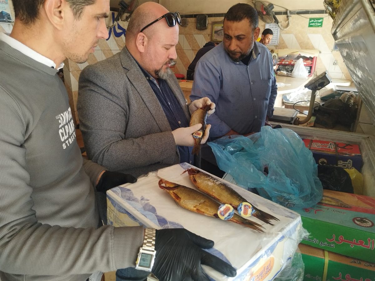أثناء المرور علي المحلات&nbsp;
