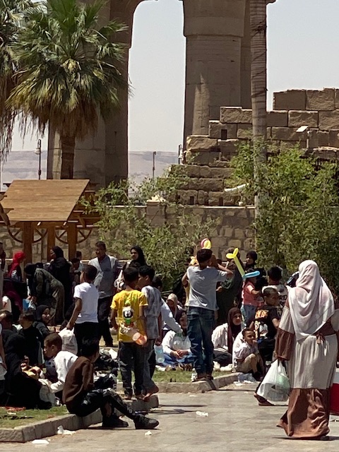 البالونات الملونة تزيّن الرؤوس في شم النسيم بالأقصر&nbsp;