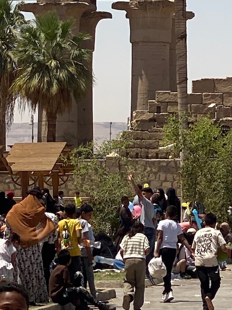 البالونات الملونة تزيّن الرؤوس في شم النسيم بالأقصر&nbsp;