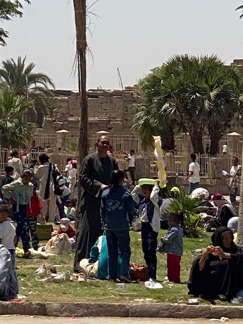 البالونات الملونة تزيّن الرؤوس في شم النسيم بالأقصر&nbsp;