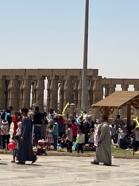 البالونات الملونة تزيّن الرؤوس في شم النسيم بالأقصر&nbsp;