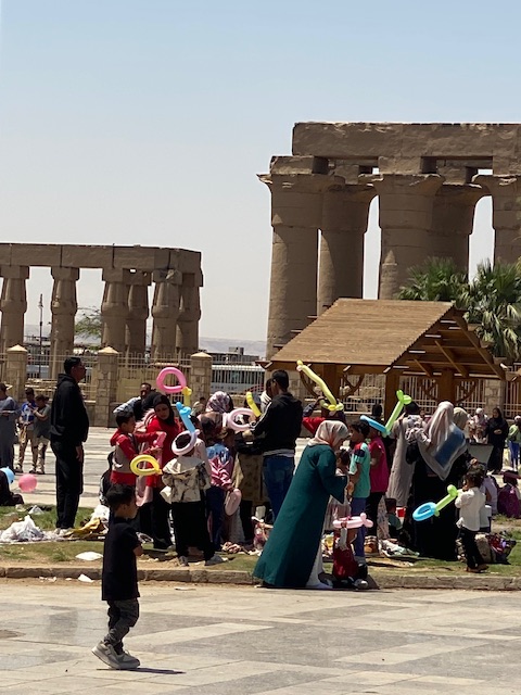 البالونات الملونة تزيّن الرؤوس في شم النسيم بالأقصر&nbsp;