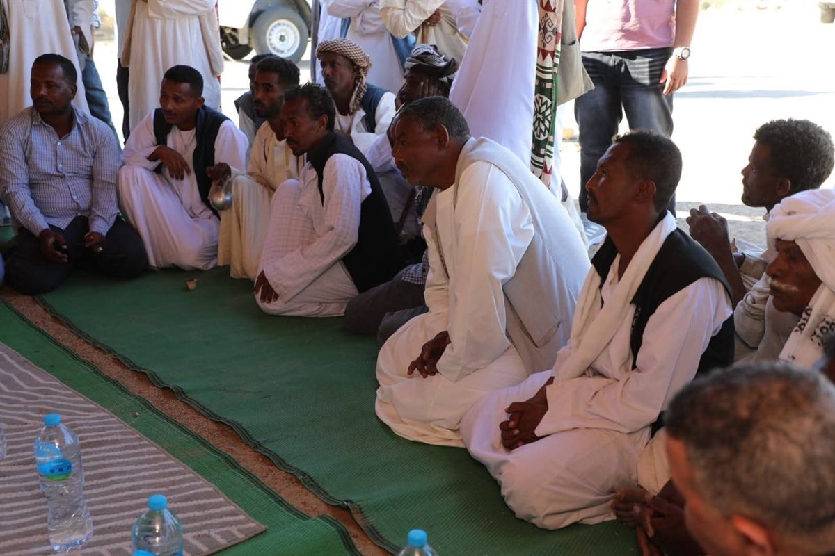محافظ البحر الأحمر يلتقي أهالي محمية جبل علبة