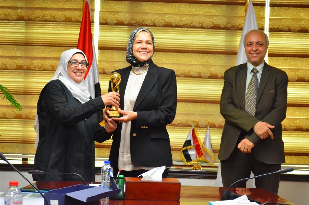 رشا عبد العال تكرم فريق كرة القدم بمصلحة الضرائب لفوزه بكأس الدورة الرمضانية لوزارة المالية