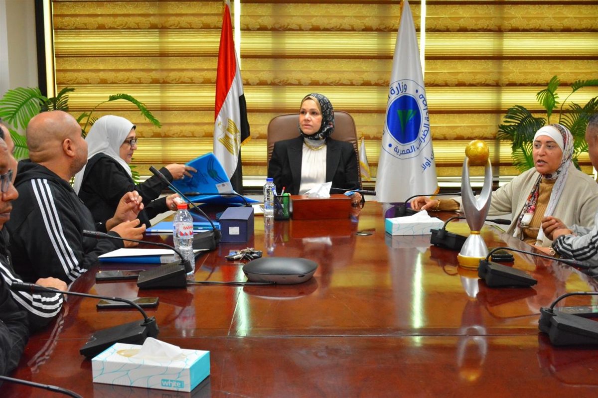 رشا عبد العال تكرم فريق كرة القدم بمصلحة الضرائب لفوزه بكأس الدورة الرمضانية لوزارة المالية