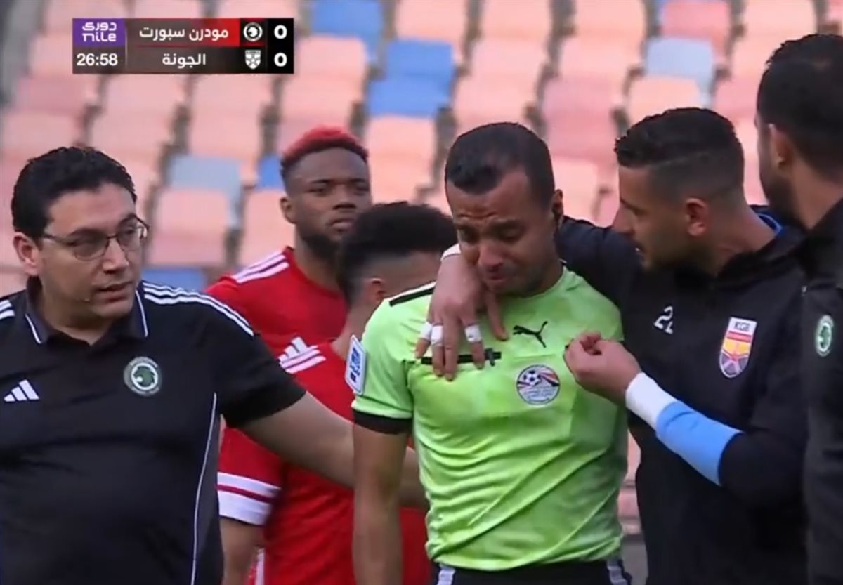 <strong>إصابة مصطفى الشهدي حكم مباراة مودرن سبورت والجونة بعد سقوطه بدون التحام</strong>