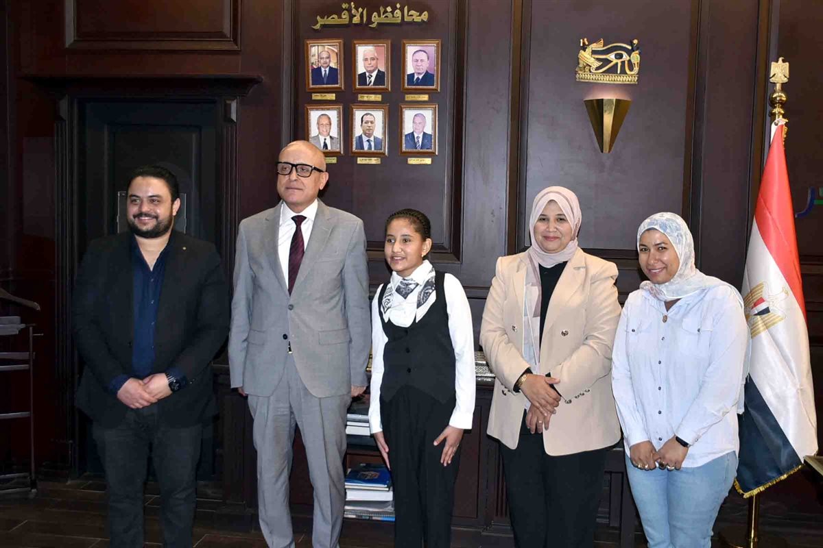 لقاء محافظ الأقصر مع إحدى الطالبات&nbsp;