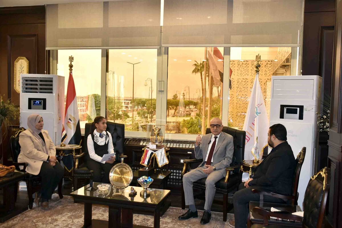 لقاء محافظ الأقصر مع إحدى الطالبات&nbsp;