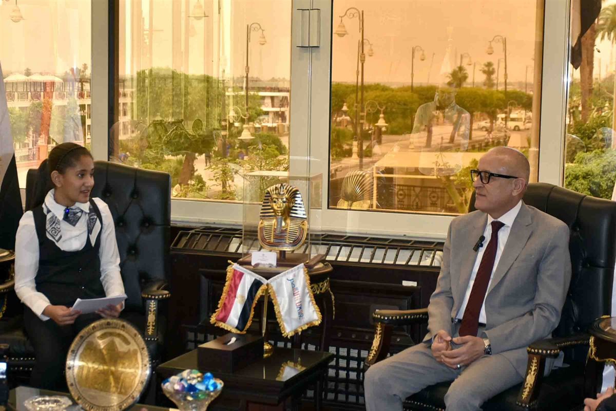لقاء محافظ الأقصر مع إحدى الطالبات&nbsp;