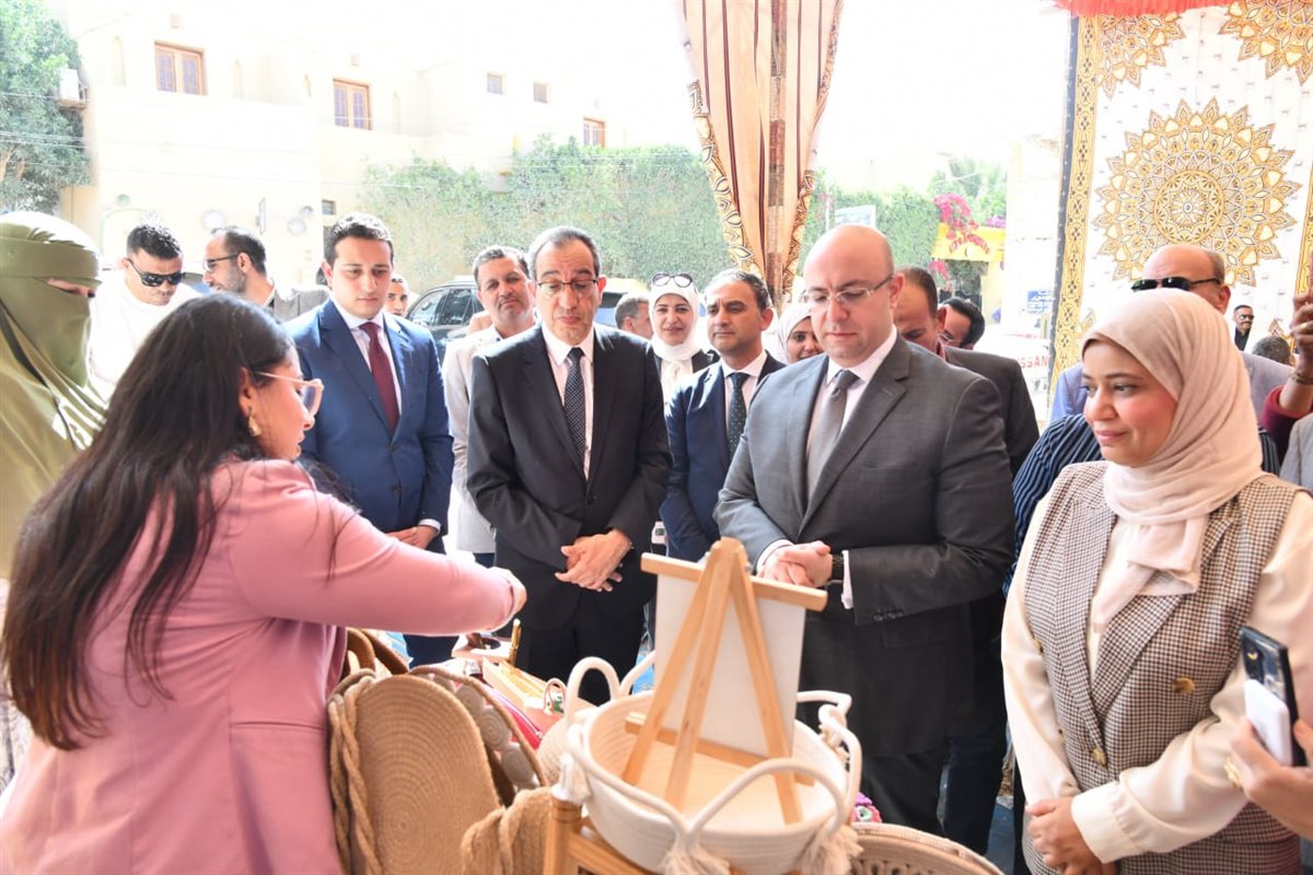 محافظ الفيوم يتفقد معرض أيادي مصر للحرف اليدوية والتراثية بقرية تونس