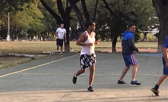 مشاركة رونالدينيو في إحدى المباريات بالسجن