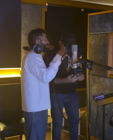 من الاستوديو.. لقطات من كواليس تسجيل أغنية بينسوا إزاي لـ أحمد سعد