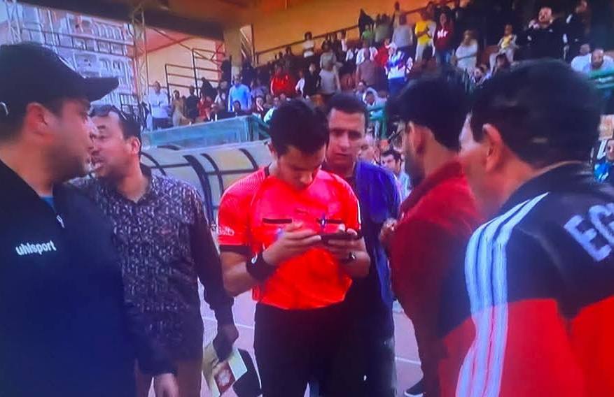 لحظة مراجعة الحكم لعبة ركلة الجزاء عبر الموبايل&nbsp;