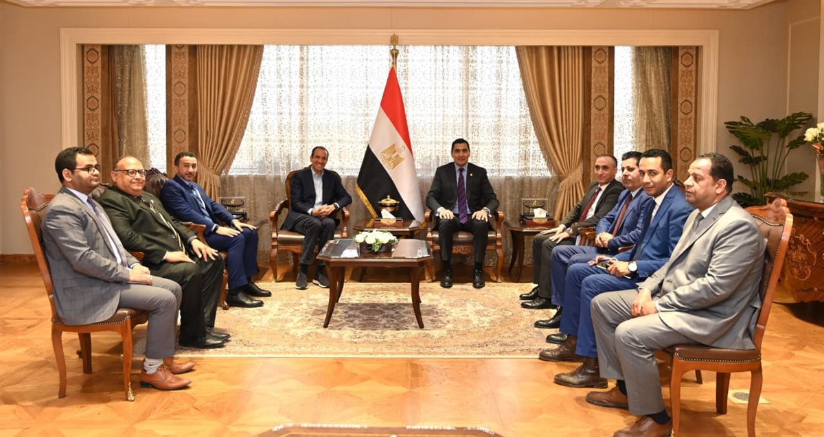<strong>وزير الشباب ورئيس الاتحاد الدولي للبادل</strong>