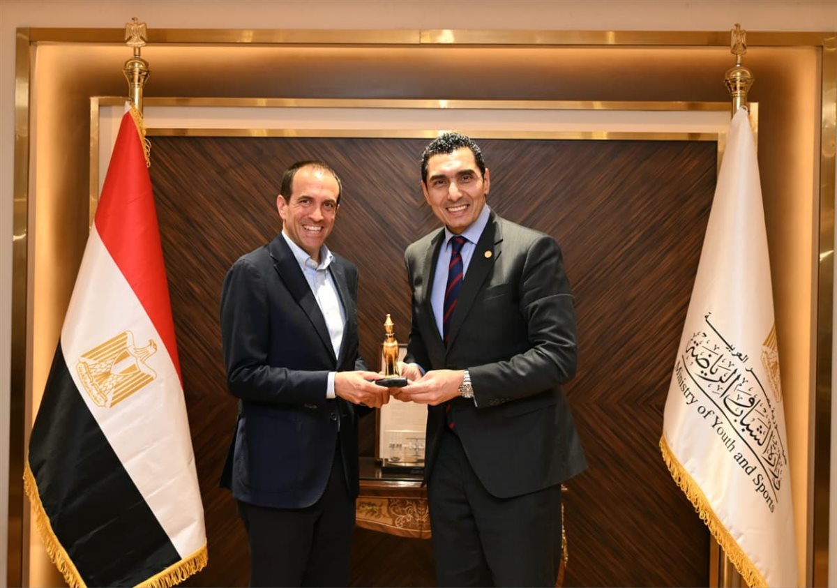 <strong>وزير الشباب ورئيس الاتحاد الدولي للبادل</strong>