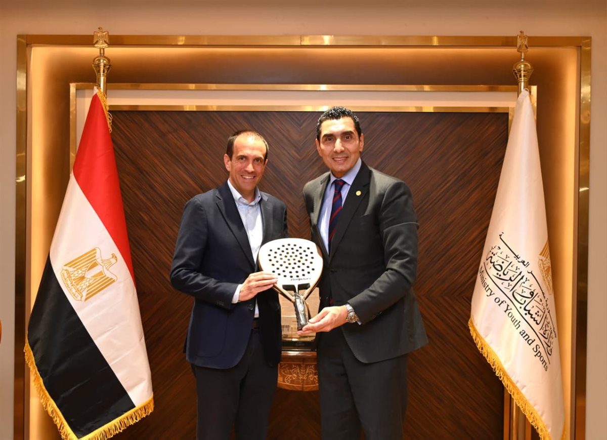 <strong>وزير الشباب ورئيس الاتحاد الدولي للبادل</strong>