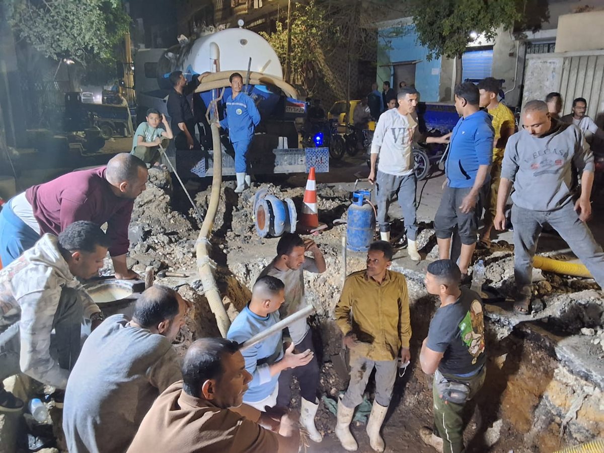أعمال إصلاح خط طرد صرف صحي بمنطقة قحافة