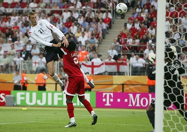 بيتر كراوتش يشد شعر برينت سانشو في مباراة إنجلترا ضد ترينيداد وتوباجو في كأس العالم 2006