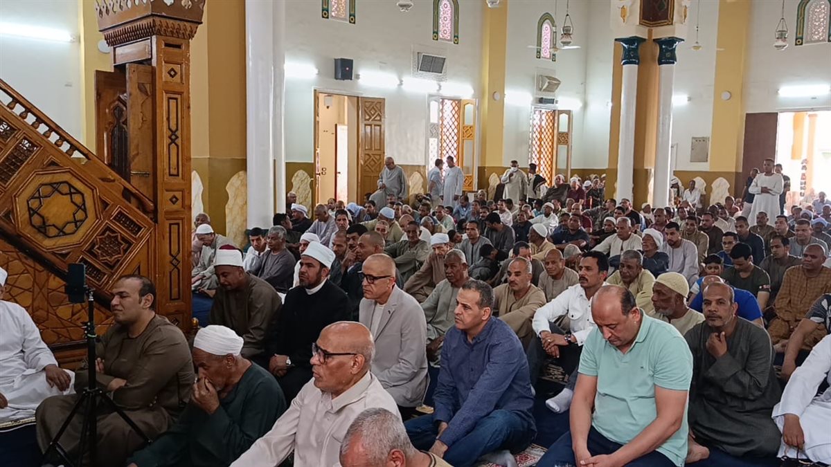 محافظ الأقصر يؤدي صلاة الجمعة&nbsp;