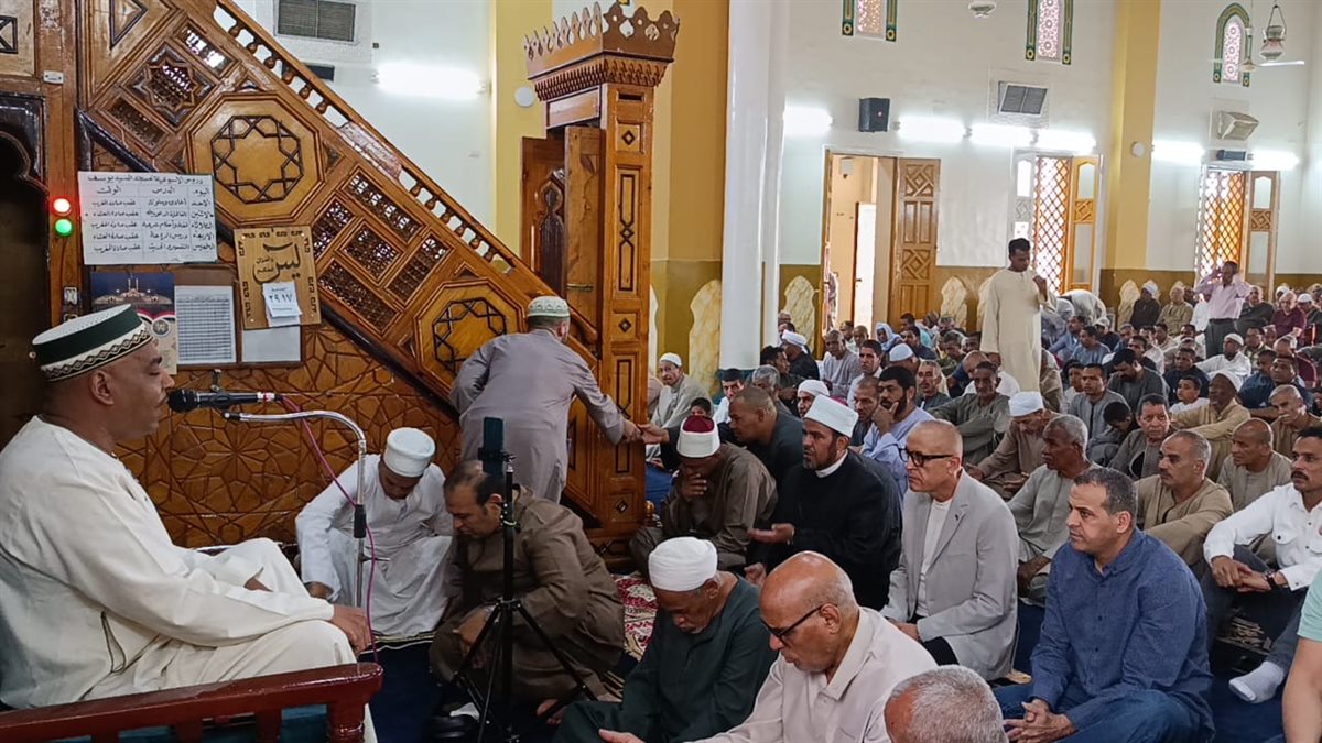 محافظ الأقصر يؤدي صلاة الجمعة&nbsp;
