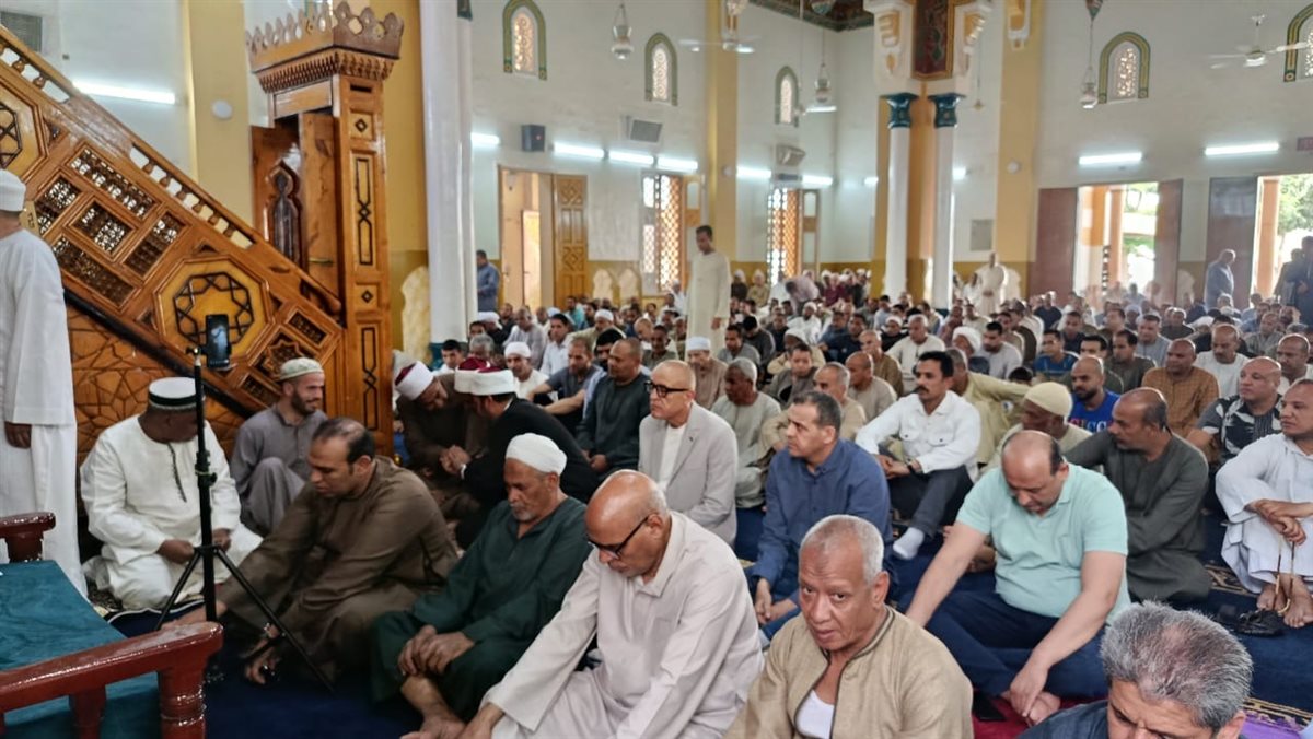 محافظ الأقصر يؤدي صلاة الجمعة&nbsp;