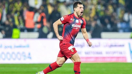 <strong>طارق حامد بقميص ضمك السعودي</strong>