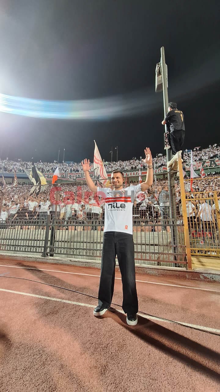 <strong>طارق حامد يعلن اعتزال كرة القدم بالاحتفال مع جماهير الزمالك&nbsp;</strong>